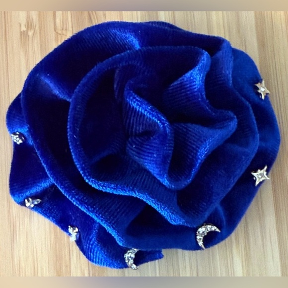 Free People Rosette Velvet Pin Brooch W/ 5 Pairs Of Gold Tone Earrings, NWT Blue - Picture 4 of 4